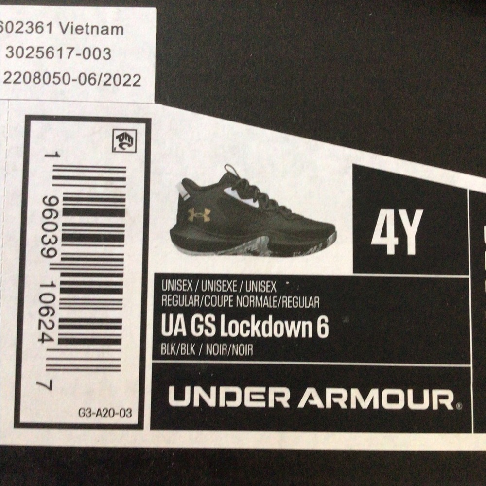 Grade school under armor lock down basketball shoes. Never used size kids 4